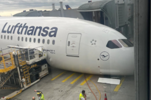 nose-gear-of-lufthansa-787-collapses